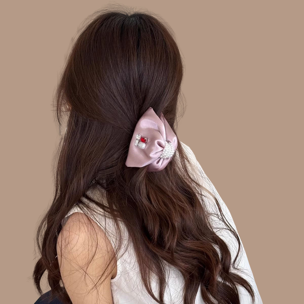 The Korean version of the handbag features a water diamond clipper with a niche design and a high-end feel. It has a half-tied updo shark clip at the back of the head details Picture