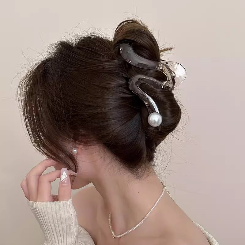 Wavy pearl large scratch-off hair clip for women at the back of the head, Spring and summer new style, ins style, high-end shark clip Application Scenario
