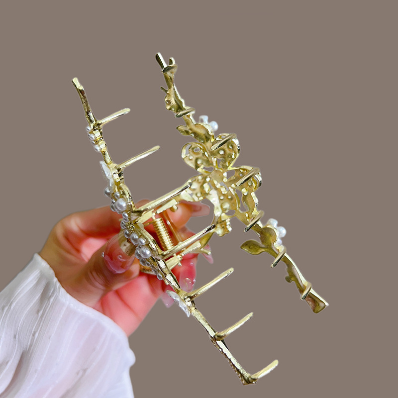 The high-end branch water diamond pearl plum blossom clip, sweet and elegant, the hairpin at the back of the head, gentle updo, shark clip Application Scenario