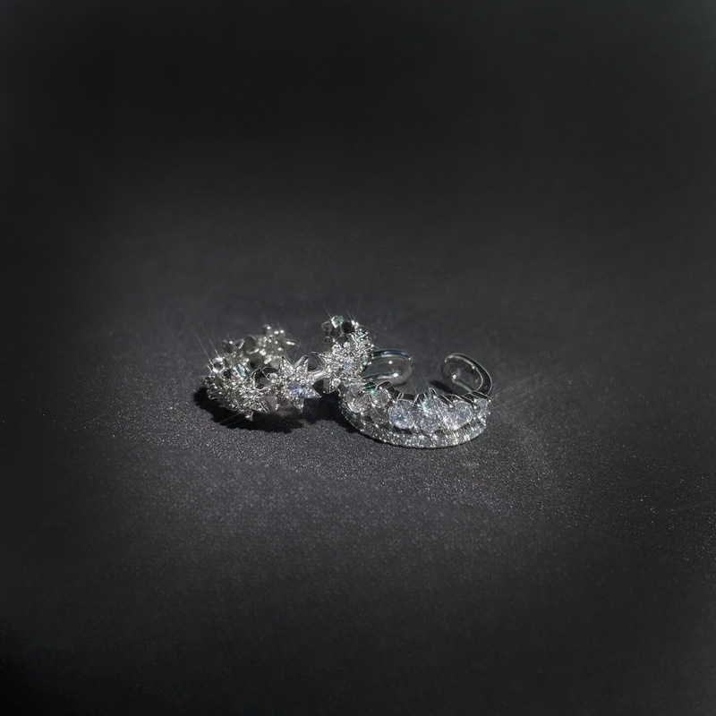This light luxury, sweet and cool, high-end full-diamond zircon open ring is a unique and exquisite design for women. It follows an Instagram cold trend Application Scenario