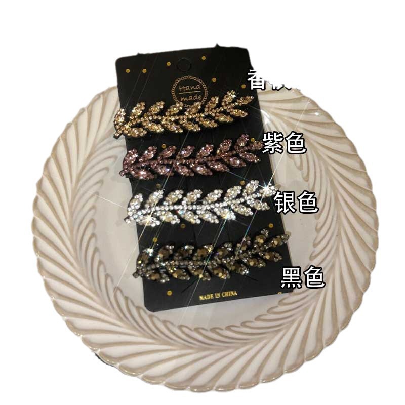 The sparkling diamond wheat ear hair clip is a versatile, fashionable and high-end accessory for women. It features a duckbeak clip, a headpiece, a hair accessory and a forehead hairpin Item Picture