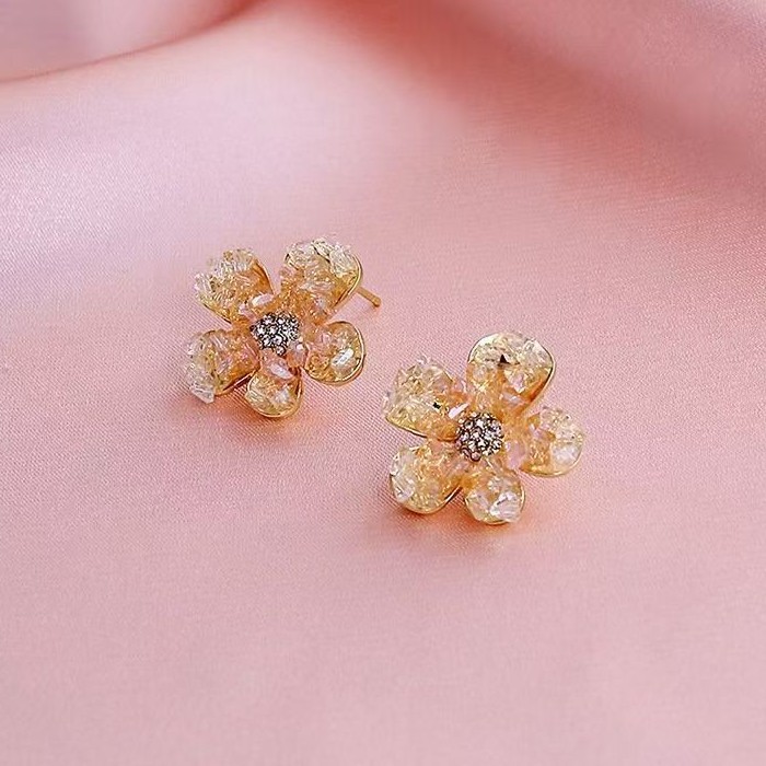 Trendy yellow crystal flower stud earrings, fashionable and versatile for women, trendy and elegant earrings, high-end earrings wholesale Application Scenario