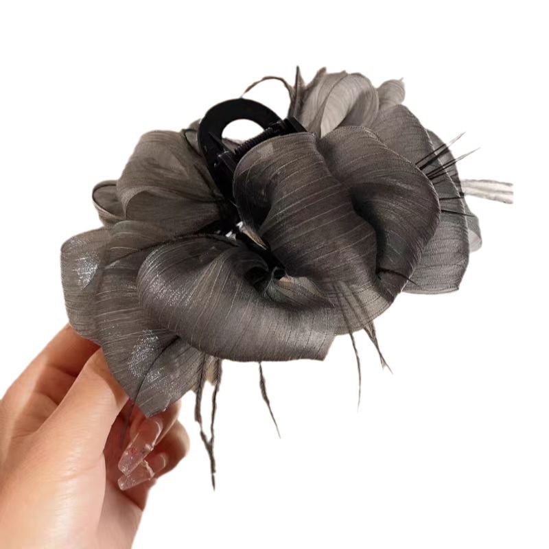 A new high-end and fashionable hair clip with feather mesh, bubble, fluffy cloud, and large handle. It is a hair clip for the back of the head and a hair accessory Item Picture