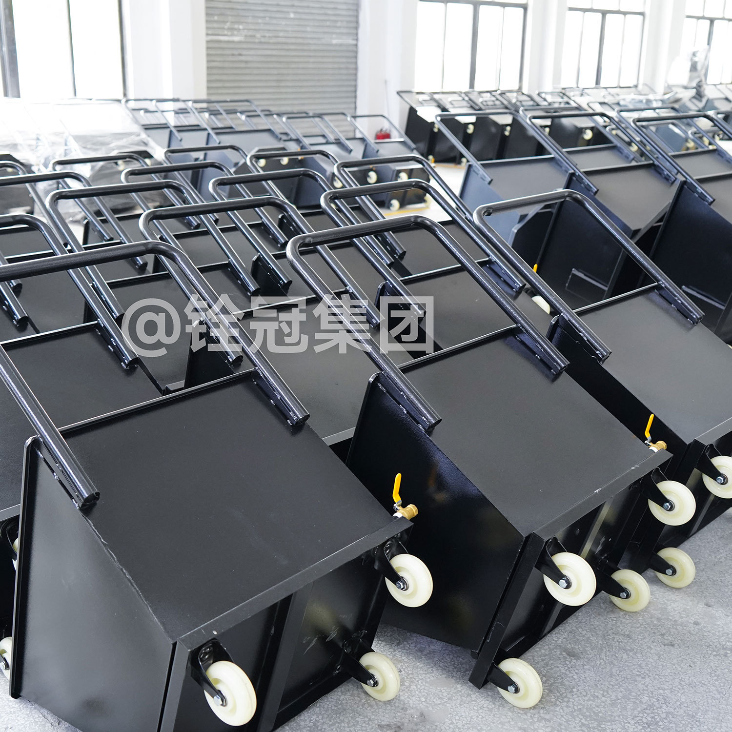 CNC machine tool waste chip collection car, flip bucket car, heavy-duty iron chip car, dry crown chip conveyor, trolley, oil chip separation Application Scenario