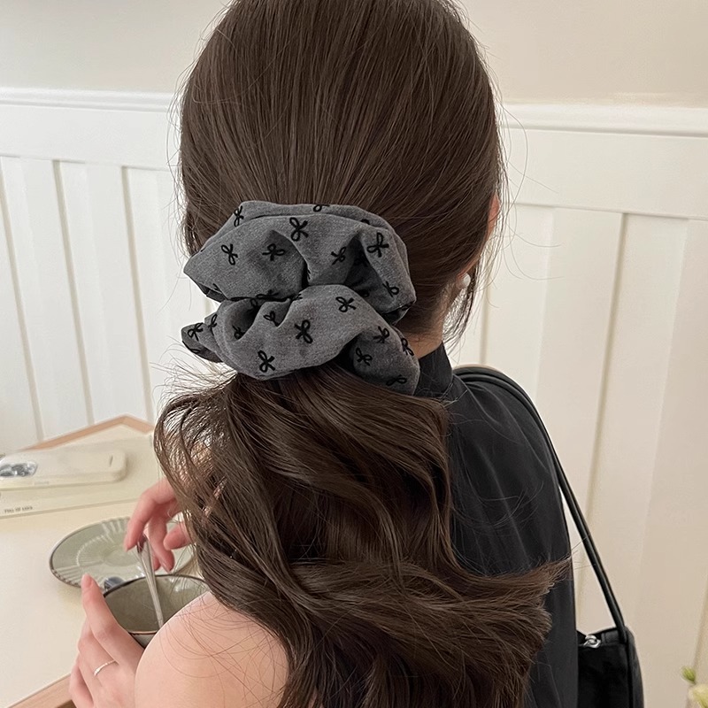 Bowknot large intestine hair band, a fashionable, simple and versatile Japanese and Korean style. Made of polka dot super soft fabric, it is fresh and sweet Application Scenario
