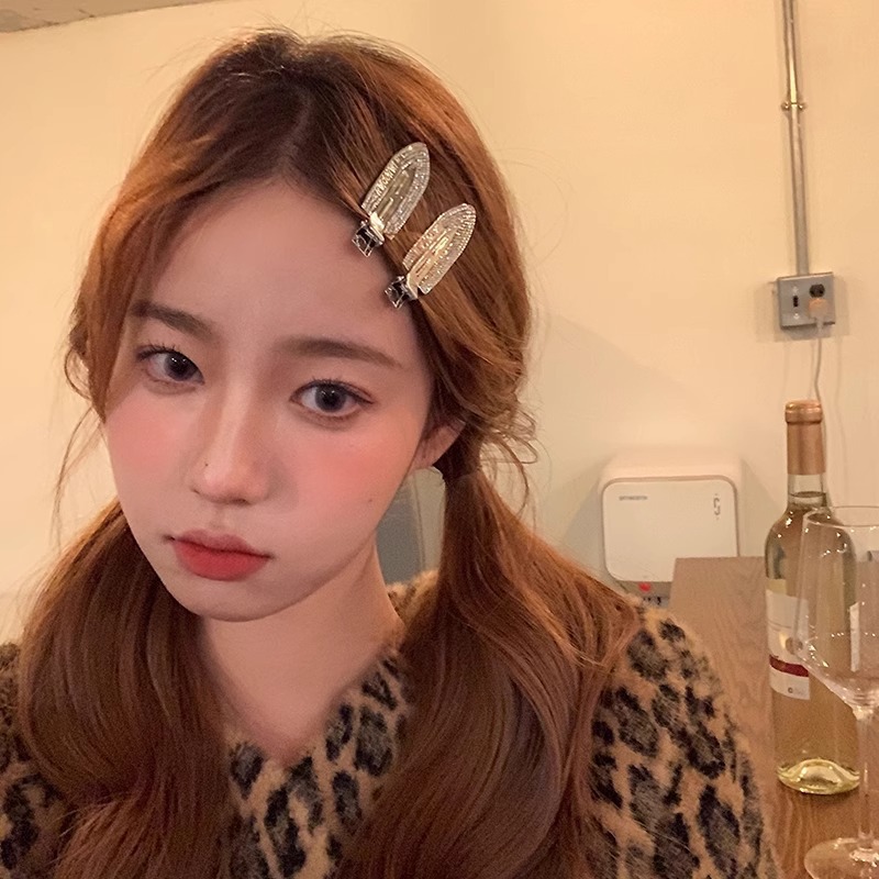 Sparkling water diamond duckbill clip headwear, seamless female min hair clip, bangs clip, popular side clip hair accessory Application Scenario
