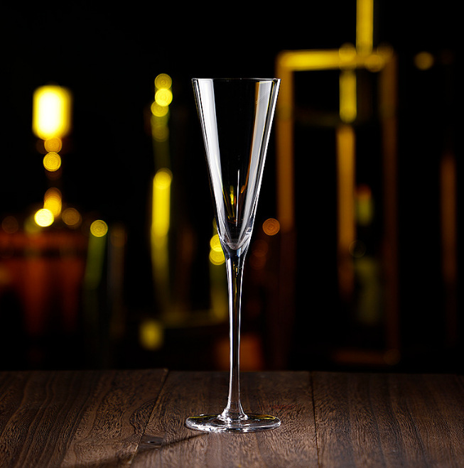Tall horn martini cup, glass cocktail cup, Japanese crystal triangular Martini cup, Manhattan cup Application Scenario