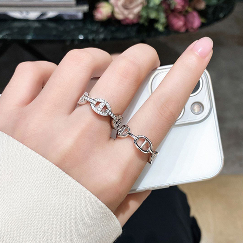 The pig nose opening ring is a fashionable, individual, light luxury, full-diamond, high-end index finger ring. It is a niche design and a popular ring details Picture