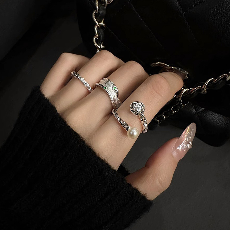 Irregular tin foil pleated open ring for women's fashion, simple and individual pearl ring, elegant index finger ring Application Scenario