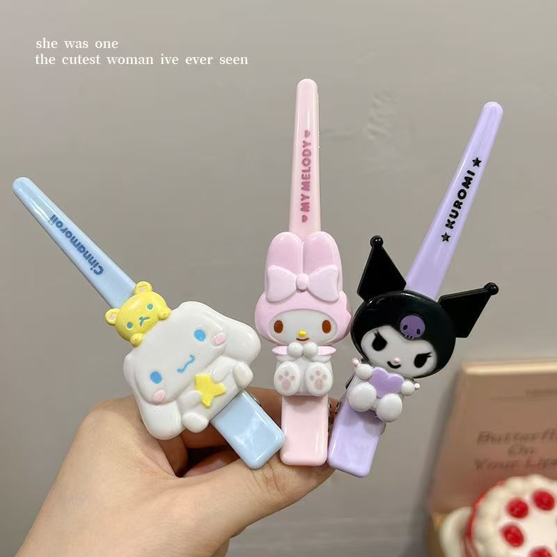 Cartoon large hair clips, cute forehead bangs clips, student hair accessories, abundant hair volume, duckbill clips, hair accessories, hair clips wholesale Application Scenario