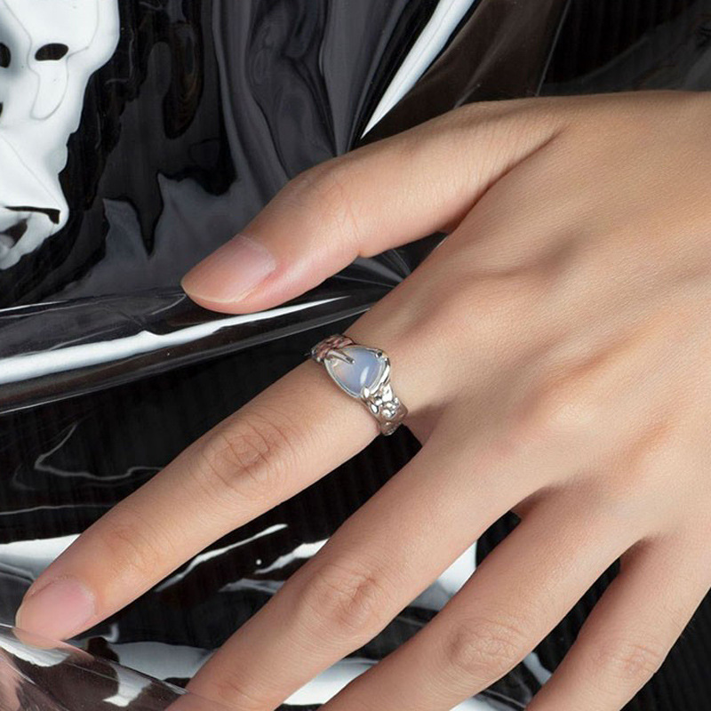A niche design with irregular pleated texture and an open ring, a sweet and cool girl on Instagram, with a cold and unique style and personality full figure