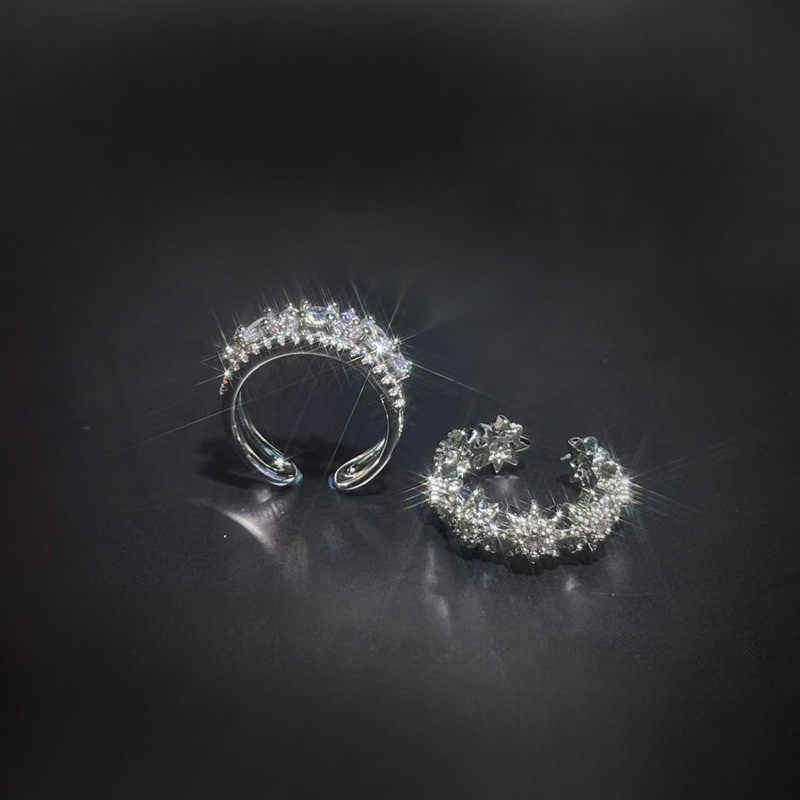 This light luxury, sweet and cool, high-end full-diamond zircon open ring is a unique and exquisite design for women. It follows an Instagram cold trend full figure