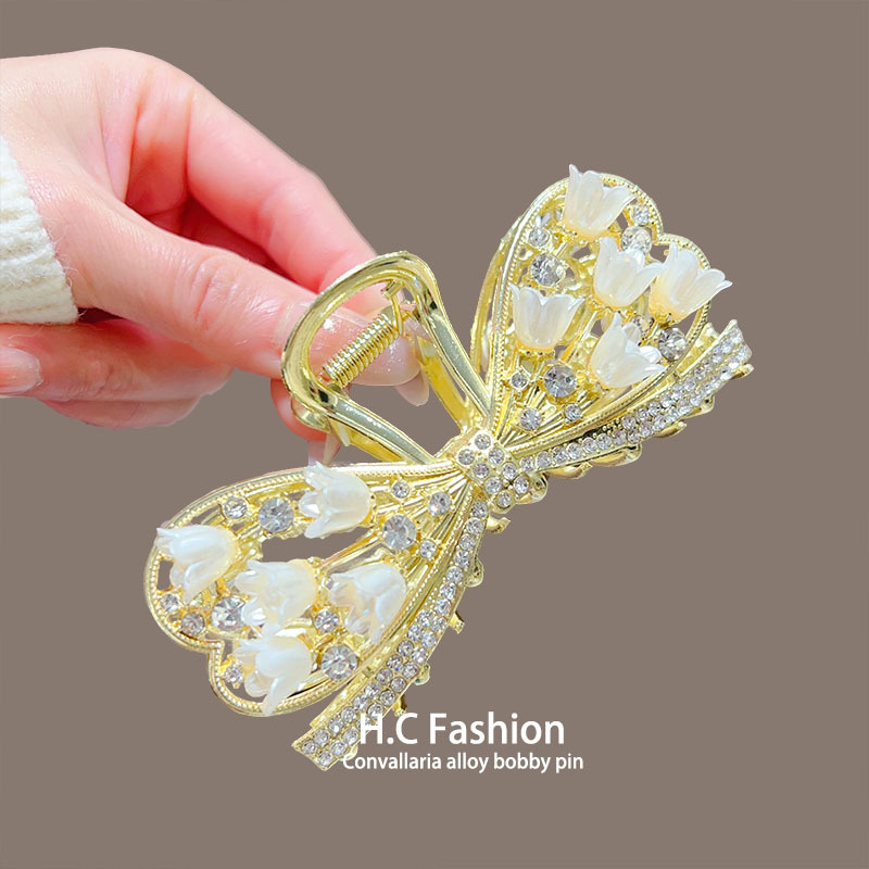 The high-end bow lily of the valley claw clip is simple and versatile, with a delicate shark clip accessory on the back of the head details Picture