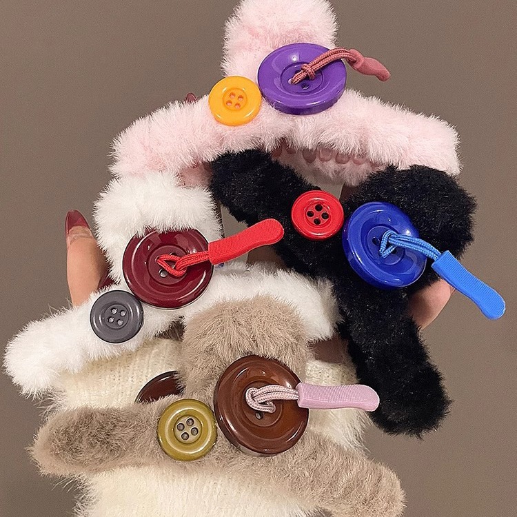 Spring and summer plush grappling clips, button hair clips, female shark clips at the back of the head, large updo hair accessory, elegant hair clips, hair grips Application Scenario