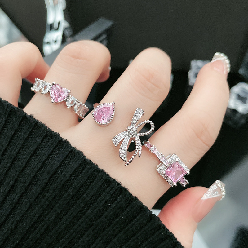 Sweet and cool light luxury bow pink diamond heart-shaped opening ring, a cold and elegant feminine style, high-end and niche style, index finger ring trend full figure