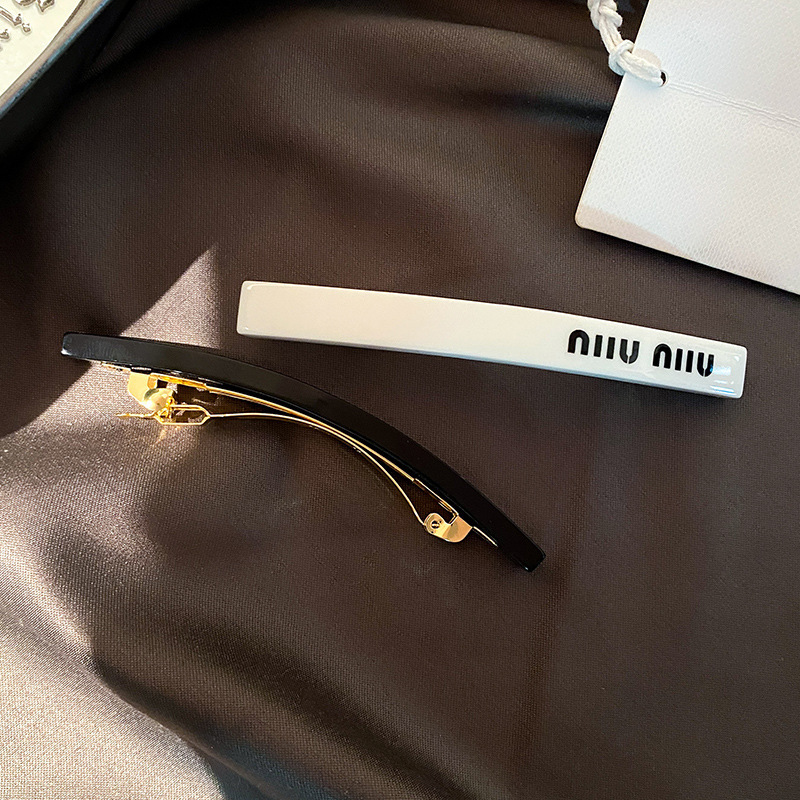 French retro miumiu letter hair clips, a high-end female metal one-line clip, bangs clip, and a spring clip at the back of the head Application Scenario