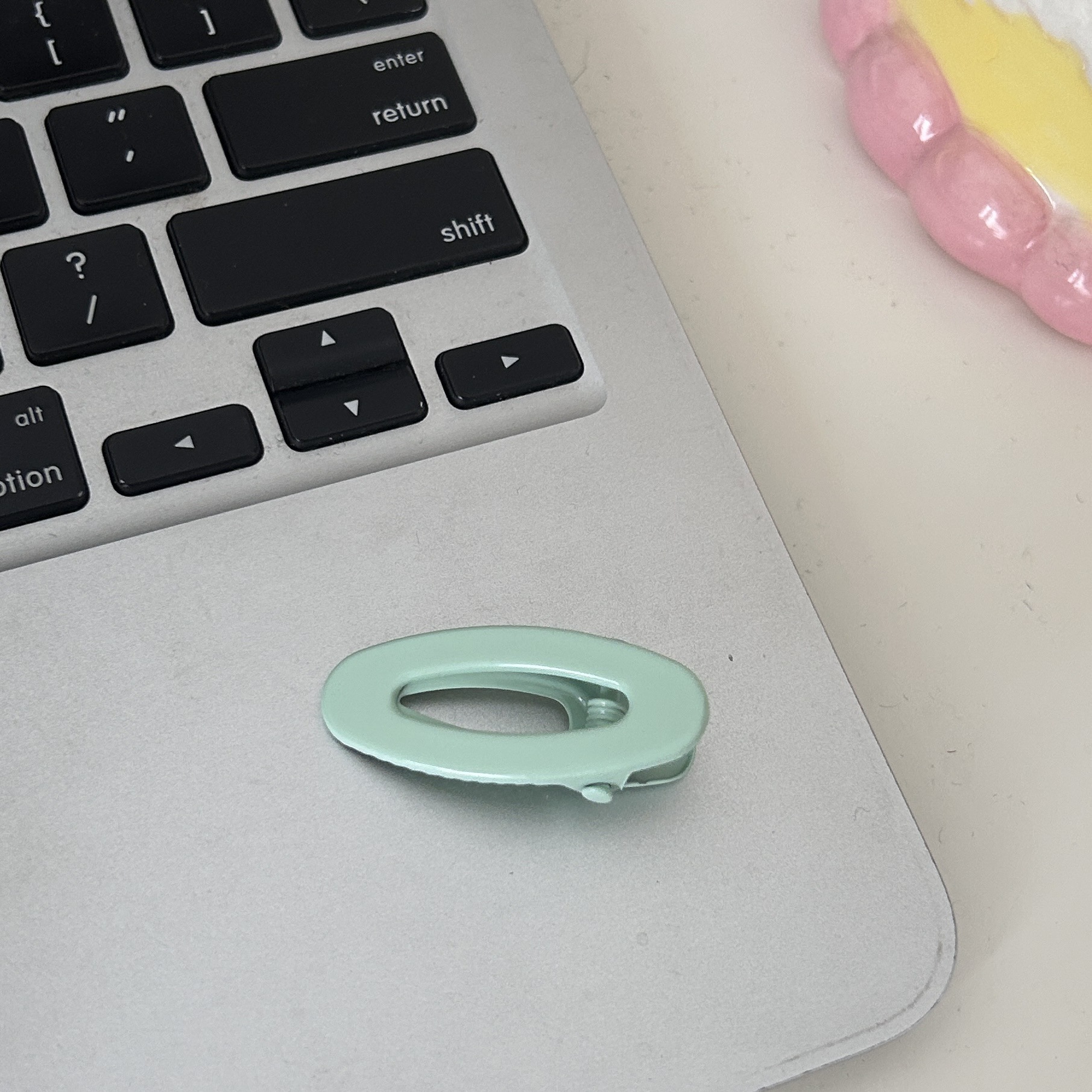 New mint green spring/summer alloy oval clip, sweet and girlish decorative hair clip, blue side clip, bangs hollow clip Application Scenario