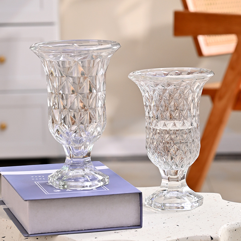 A light luxury retro low-legged transparent glass vase is placed at the entrance of the living room as a wedding rose flower decoration details Picture