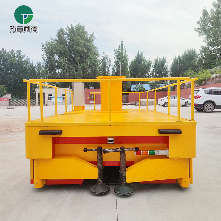 The magnetic strip navigation platform of the indoor and outdoor heavy-duty AGV intelligent material handling vehicle is equipped with a mechanical arm, and the welding accuracy of the workpiece is ±5 details Picture