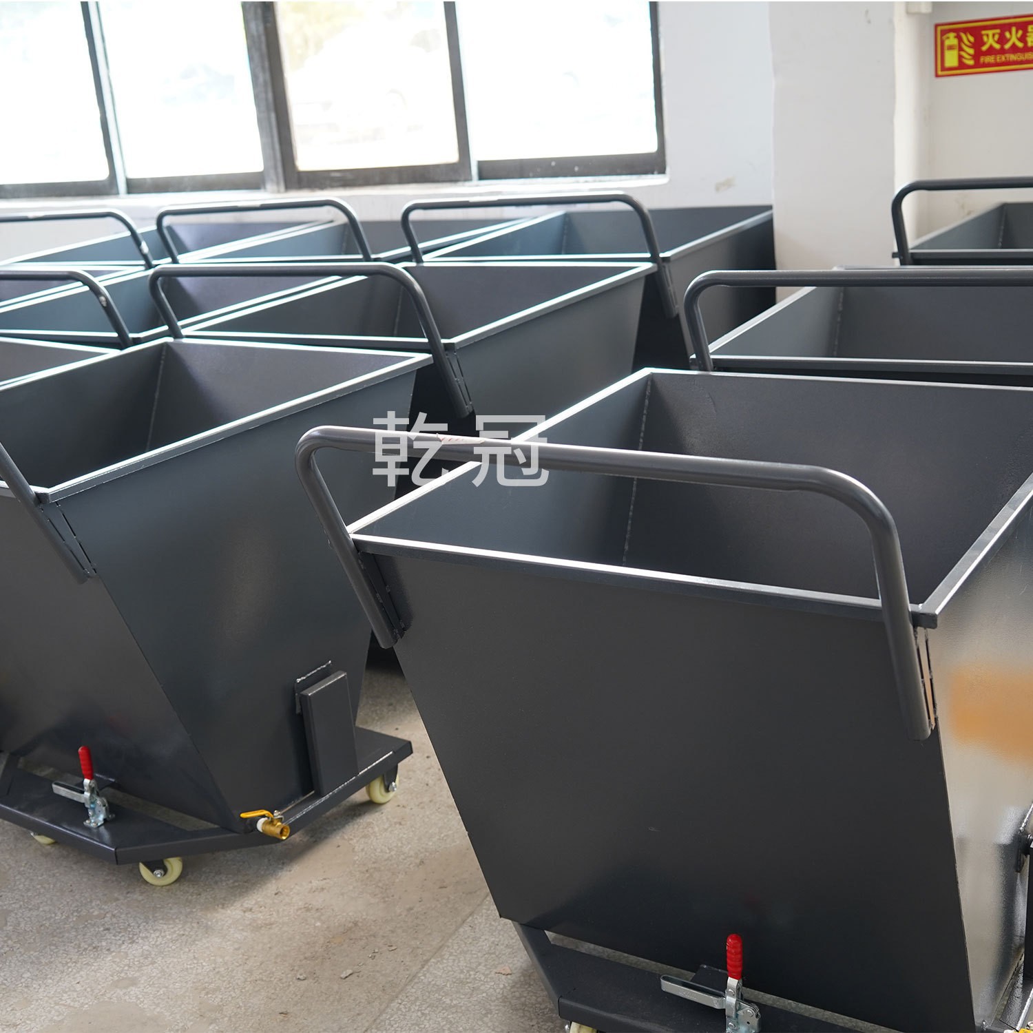 Waste material chip collection trolley, tipping bucket iron chip turnover trolley, machine tool cleaning iron chip trolley, dry crown can filter oil stains hopper trolley Specification drawing