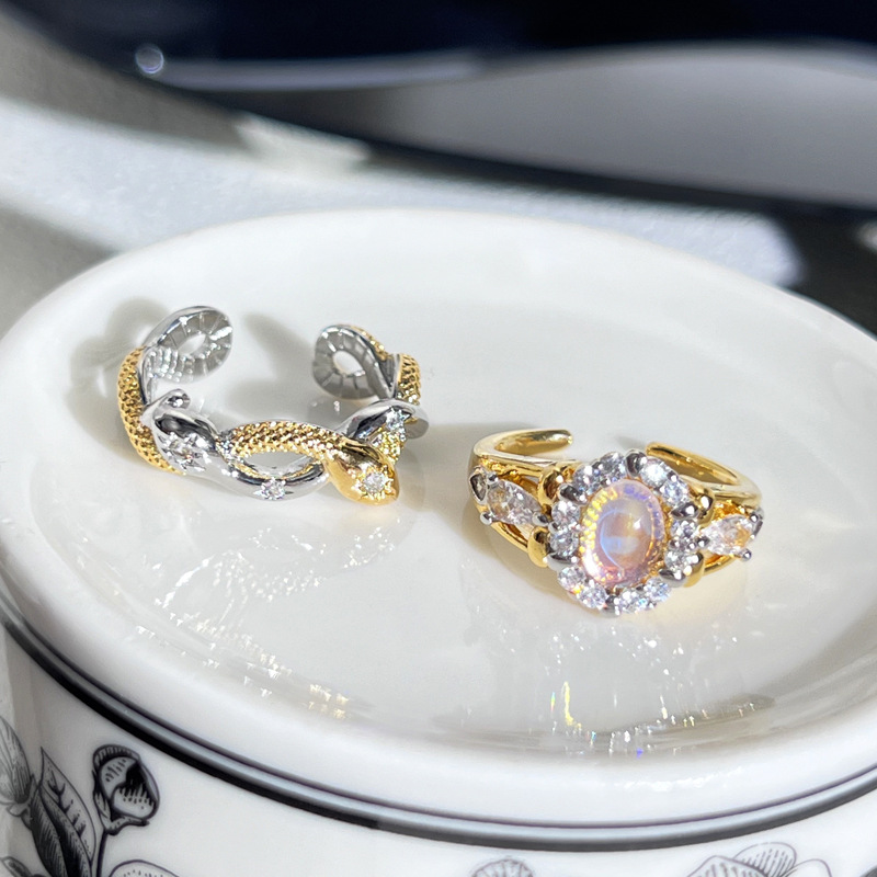 The retro two-color spirit snake star ring for women exudes a sense of elegance and sophistication. It is a cold and individualistic ring with two snakes entwined around the zodiac year Specification drawing