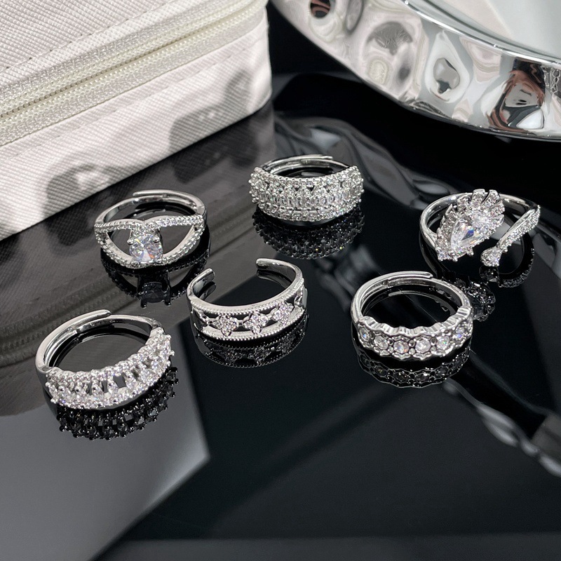 The hollowed-out design, intricately interlaced zirconia ring, exudes a sense of high-end sophistication, is fashionable and versatile, and is sweet and cool Application Scenario