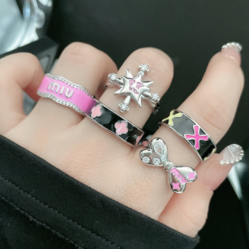 This is a fashionable heart-shaped cross open ring with a touch of glaze from Europe and America. It is a sweet and cool index finger ring for a girl with a cold style on Instagram Application Scenario