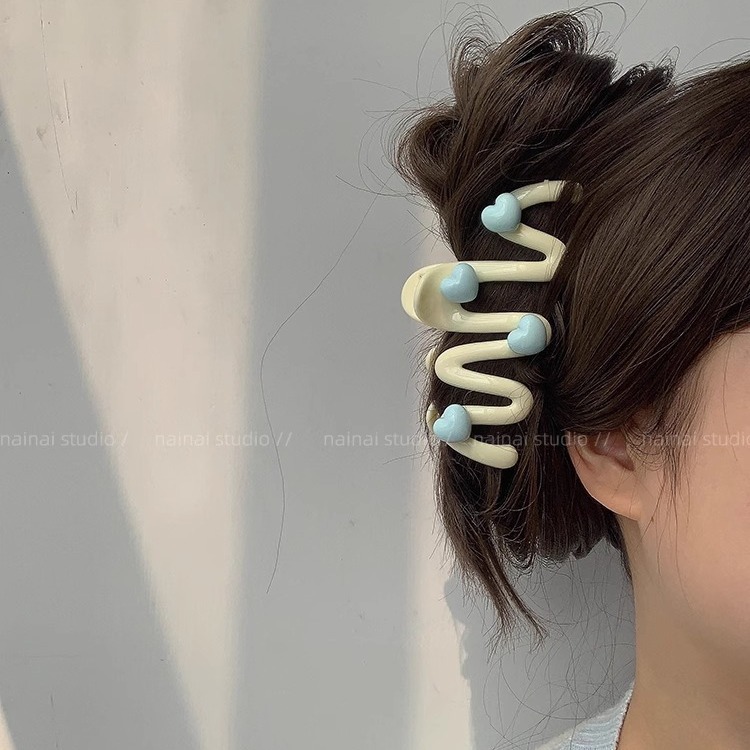 Creamy sweet girl style heart-shaped wavy hair clip, summer back head updo hair clip, shark clip, cute hair clip headwear Application Scenario