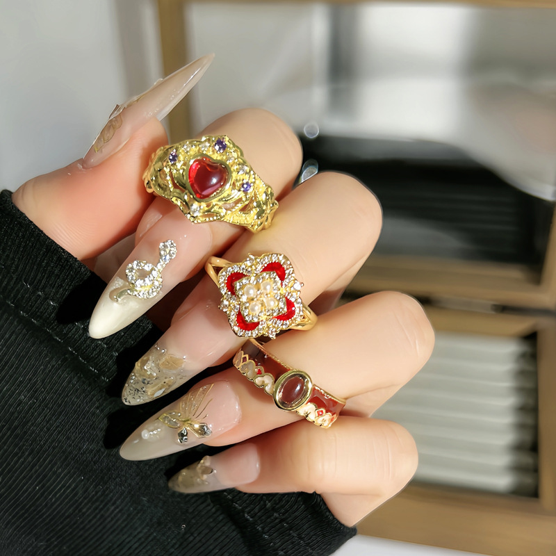 vintage light luxury texture ring, the same style as Xiaohongshu, women's four-leaf clover style, fashionable and niche ring trend details Picture