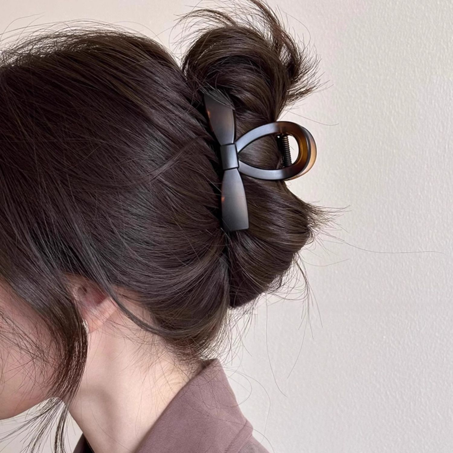 The matte tortoiseshell bow shark clip at the back of the head is a hair clip with a high-end and elegant feminine touch full figure
