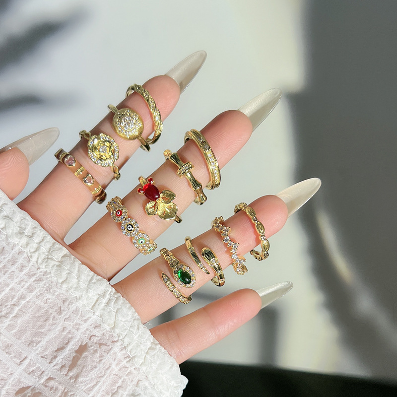 A light luxury retro golden snake-shaped exquisite open ring with a touch of glaze for women's eyes, a fashionable and elegant niche ring Application Scenario