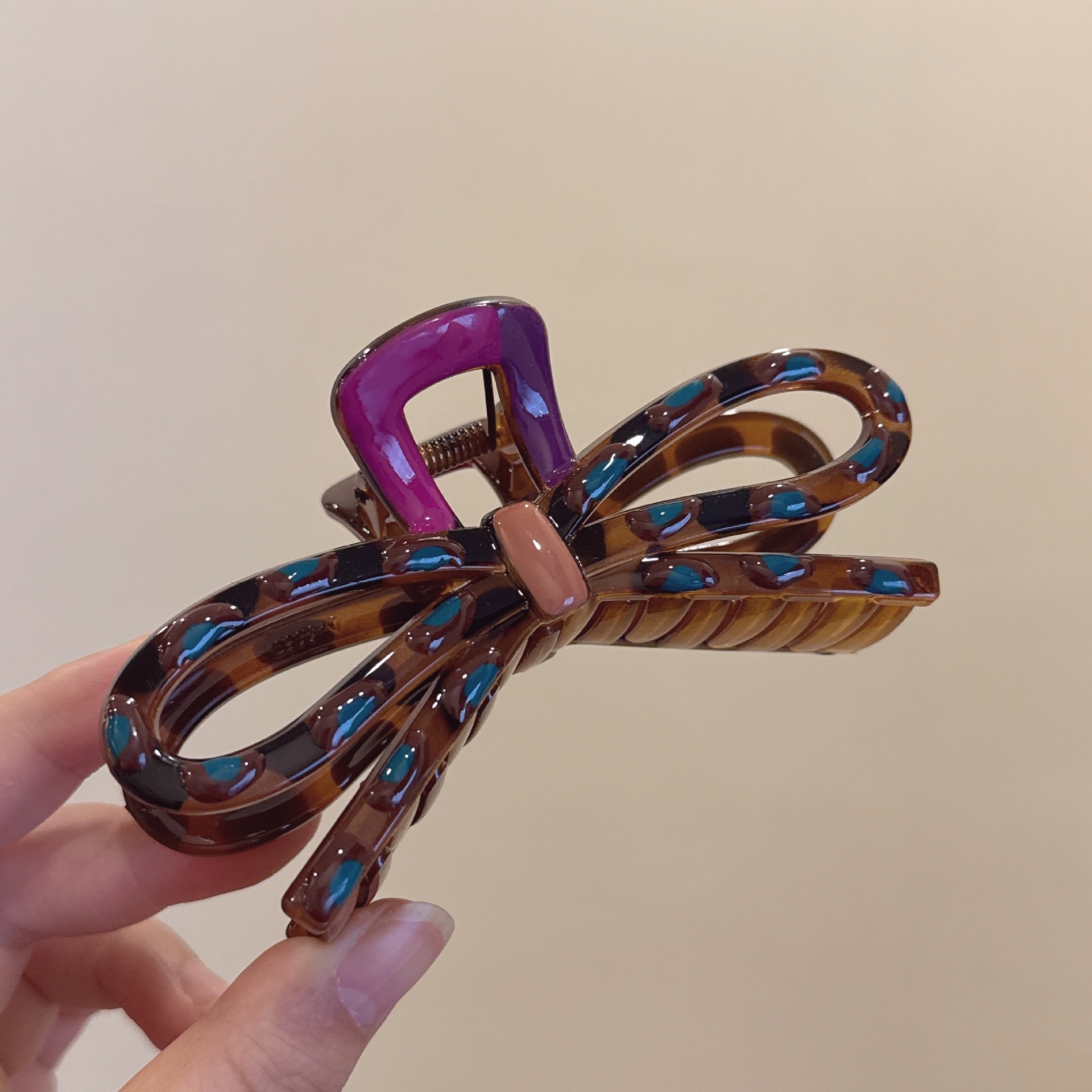 The 2025 new high-end color-blocking bow hair clip for women, the shark clip at the back of the head, large volume, and the large size of the updo and grappling clip Application Scenario