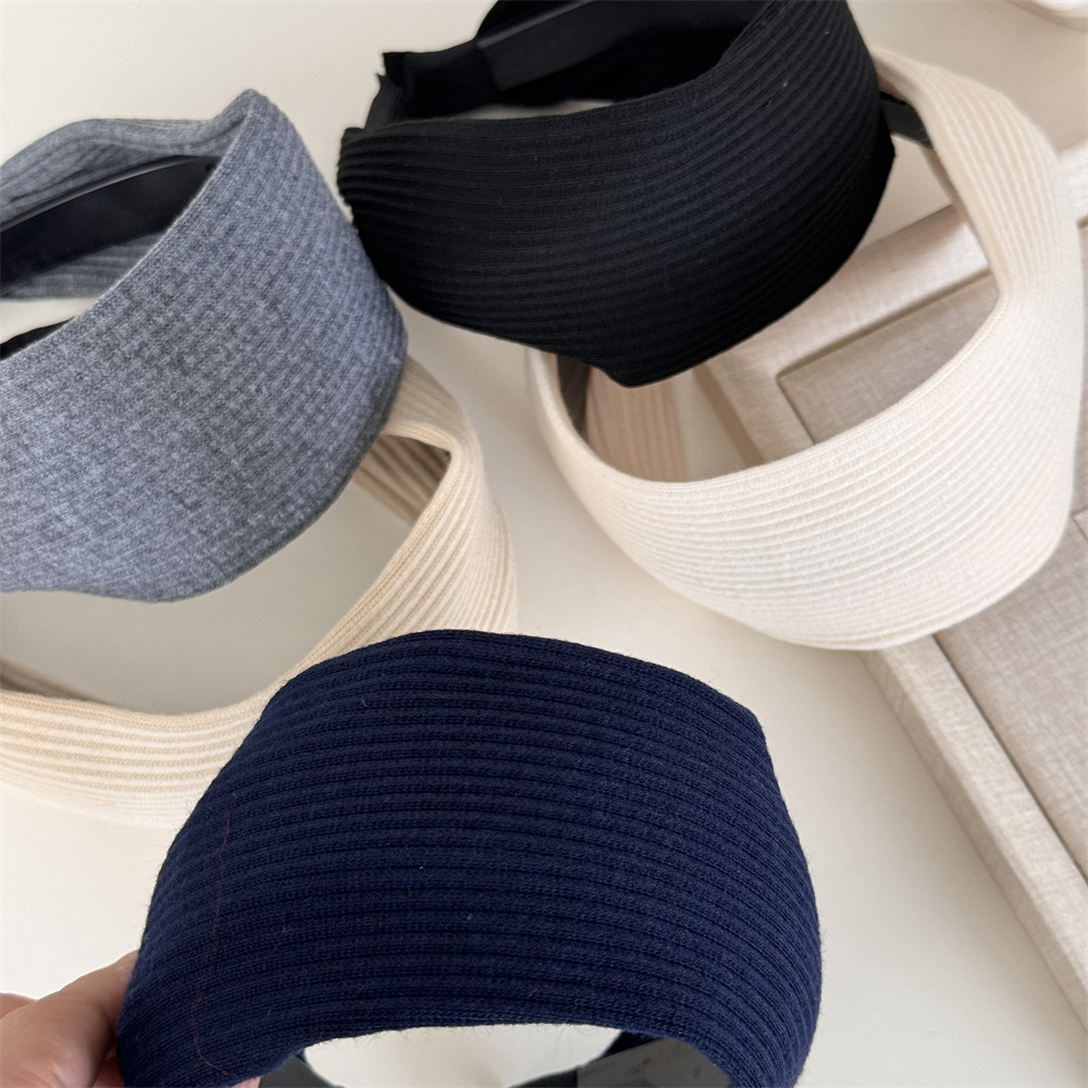 Widened retro solid-color fabric high-end texture hairband, sporty wide-edge headband, feminine charm, trendy infrared headwear Application Scenario