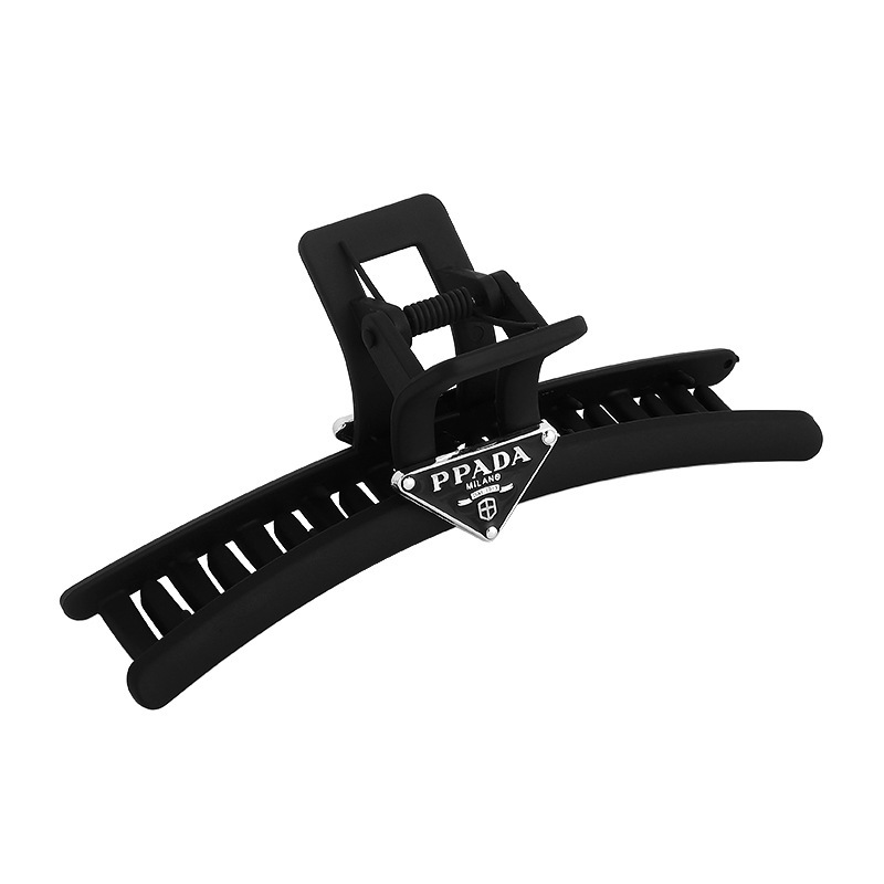 Black triangular letter P family hair clip for women, large size, high-end style, new simple and niche shark clip and claw clip hair accessory Item Picture