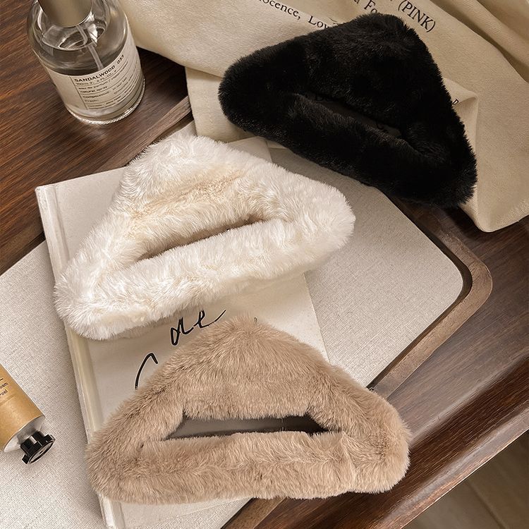 Korean minimalist plush triangular hair clips and hair accessories, Maillard fur grab plate, high-end and exquisite hair clips full figure