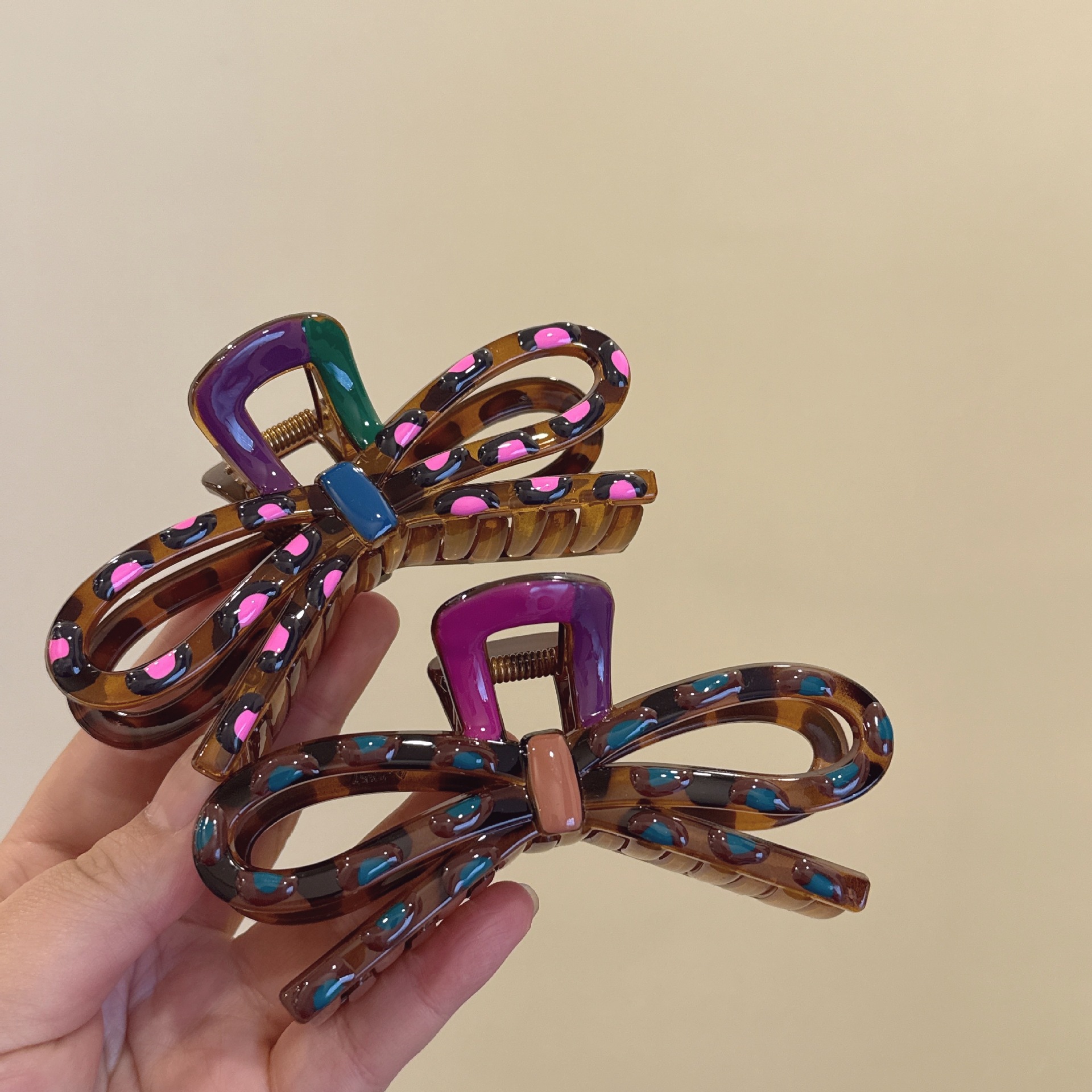The 2025 new high-end color-blocking bow hair clip for women, the shark clip at the back of the head, large volume, and the large size of the updo and grappling clip full figure
