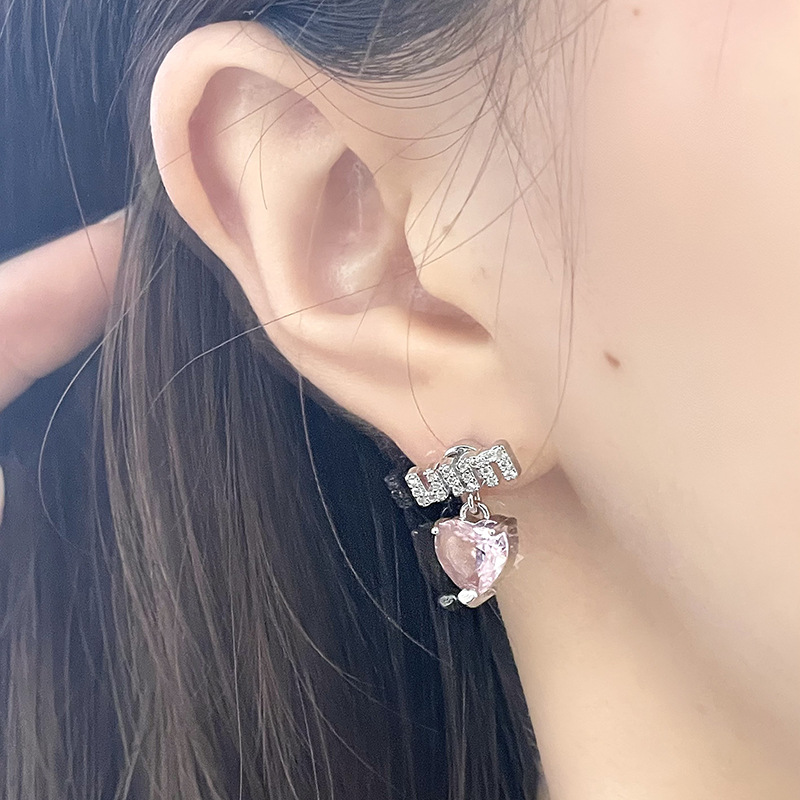 M-letter zircon stud earrings for women, French style, exquisite heart-shaped pink diamonds, high-end, light luxury and fashionable earrings and accessories, trendy Specification drawing