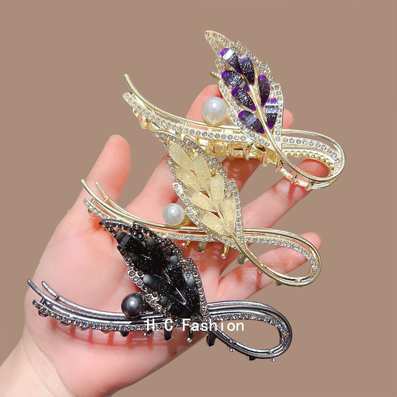 The high-end phoenix-tail feather grappling clip exudes a light luxury and elegant charm. The back of the head is coiled with shark clips and hairpins Specification drawing