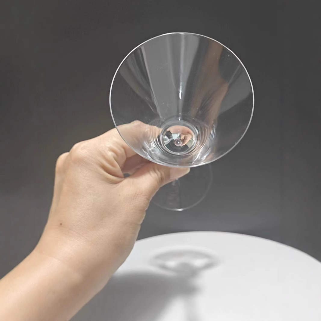 V-shaped tall glass, Nordic champagne glass, new sparkling tall glass, simple Martini cocktail glass, red wine glass details Picture