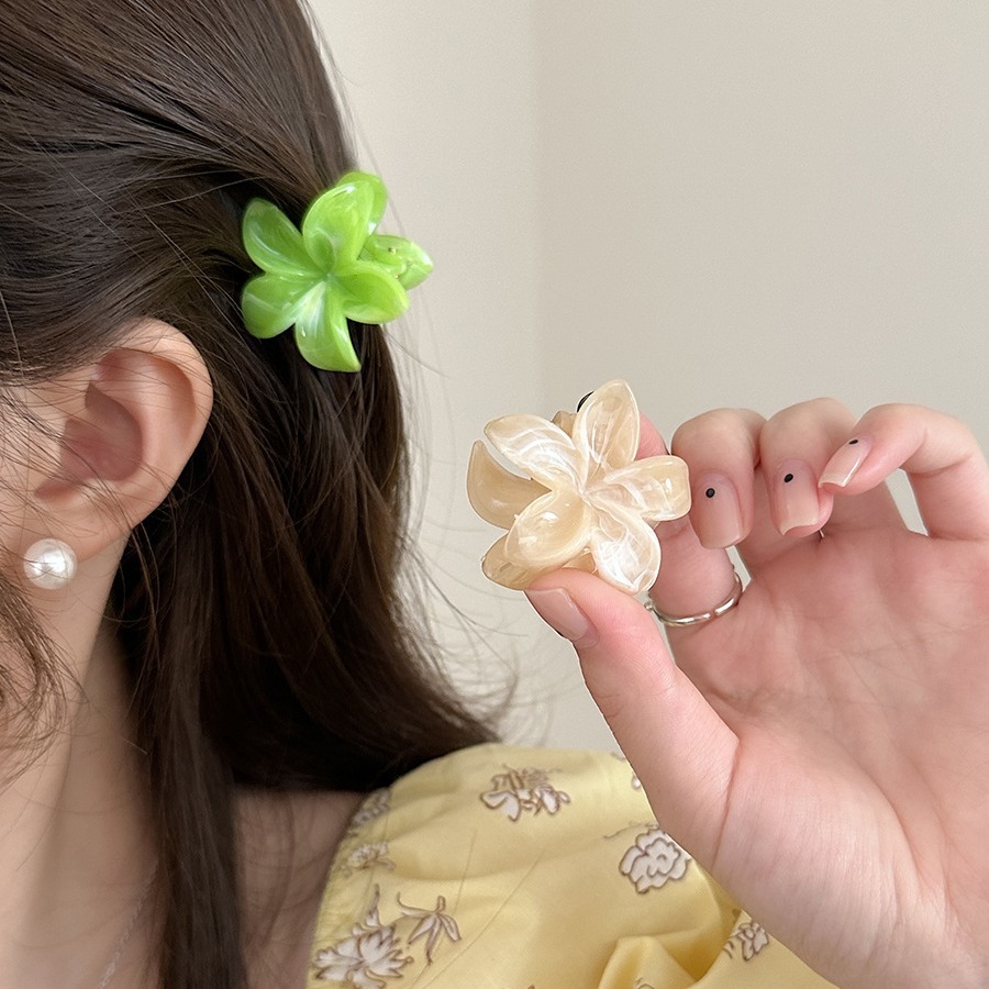 A sweet and refreshing light pink and green egg flower claw shark clip headpiece with a sweet and fresh bangs style, the same as that of celebrities full figure