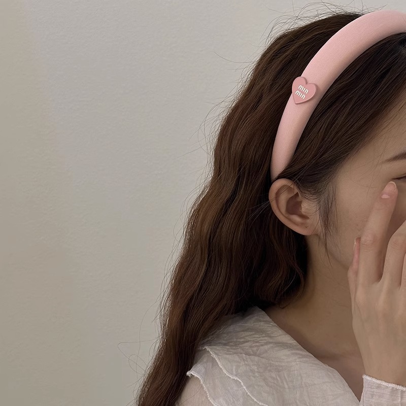 The peach-pink heart-shaped pleated hair band is a new high headband for spring and summer. It has a small fragrance style that makes the face look small and elegant Specification drawing