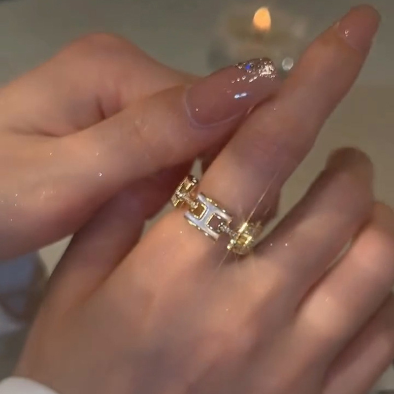 The ring is designed for women, featuring a niche, fashionable and individual style. It is a new, cool and trendy ring with a cool and high-end feel. It is a light luxury index ring details Picture