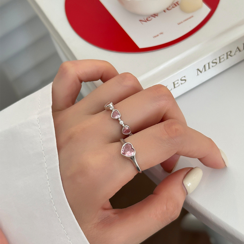 The ring is a niche design for women, with a sweet, cool and high-end feel. It is a heart-shaped zircon index finger ring, an ins light luxury and unique open-mouth eating ring full figure