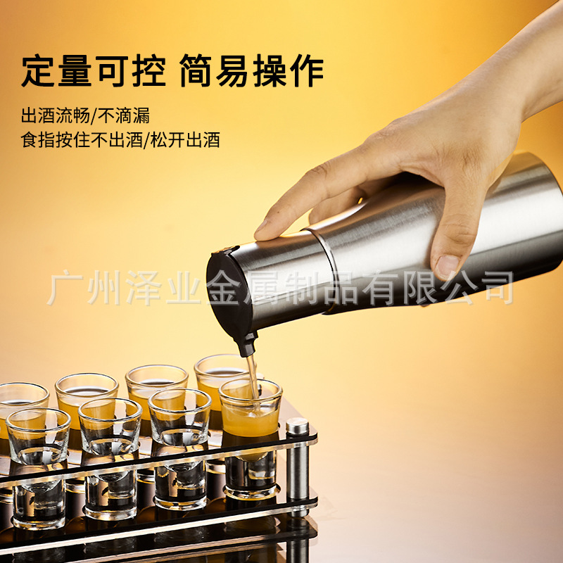 304 stainless steel wine dispenser, small wine pouring pot for bars and KTVS, cocktail small pot, creative quantitative wine dispensing pot Application Scenario