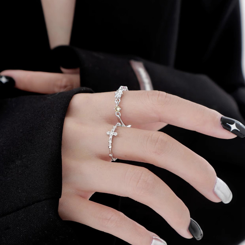 A niche design sense chain color zircon ring, unique and versatile on Instagram, simple and open cross food ring trend details Picture