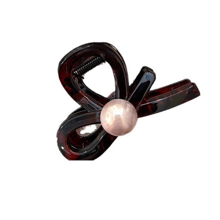 The clip is not large, but it's easy to hold. High-end cross-pearl clip for women, 2025 new style, back of the head hair clip, shark clip Item Picture