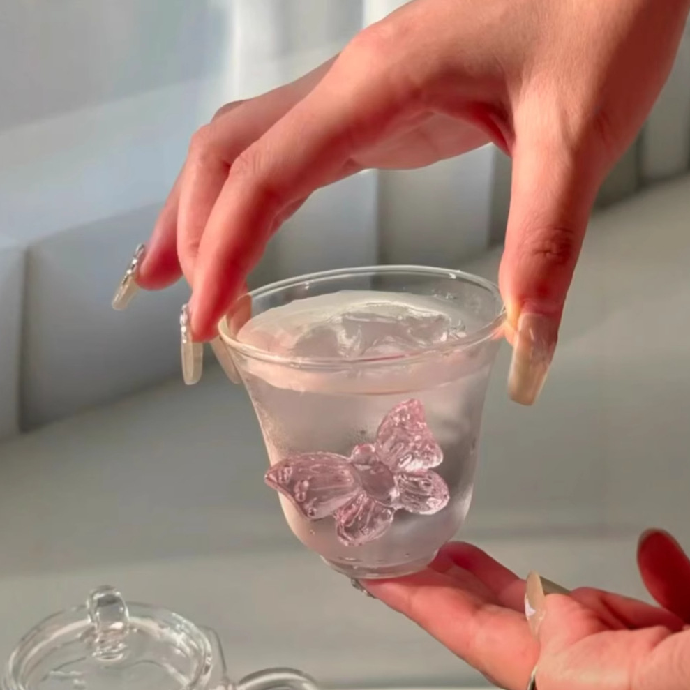 Thick-bottomed high-temperature resistant borosilicate glass cup, high appearance level welfare product, butterfly small water cup, customized souvenir cup Application Scenario