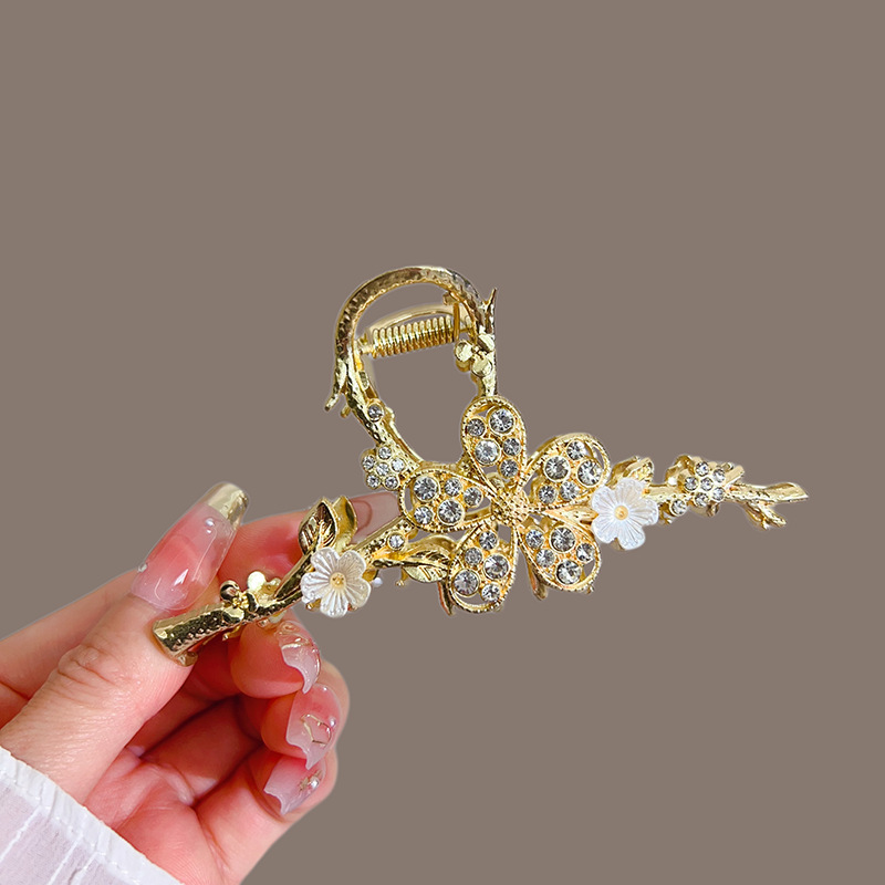 The high-end branch water diamond pearl plum blossom clip, sweet and elegant, the hairpin at the back of the head, gentle updo, shark clip details Picture