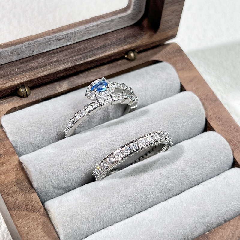 For the Year of the Snake, there is a blue diamond snake-shaped micro-set ring for women with adjustable row diamonds. It is a simple, niche, light luxury, sweet and cool, exquisite ring Application Scenario