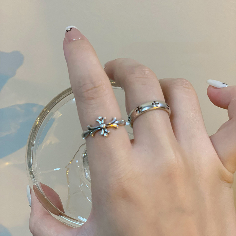 A simple, dark, aged cross-shaped open ring for women, a trendy and unique European and American fashion design Specification drawing